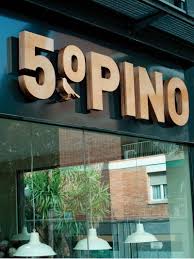 9 idees d enseignes en bois modernes et creatives design de signalisation affichage exterieur design espagnol