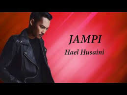Verse bermula pandang pertama terlihat kamu di depan mata terasa debar di dada menahan rasa bila kau ada. Hael Husaini Jampi Lyric Video Ost Mencintaimu Mr Photographer Youtube