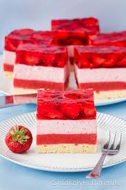 Biszkopt z truskawkami i galaretką. Biszkopt Z Masa Truskawkowa I Galaretka Dessert Recipes Desserts Sweet Recipes