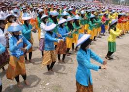 Menari memadukan wirama dan wirasa lembut, alunan langkah kaki yang serentak dan lekukan tangan yang lembut sesuai dengan irama. Tari Pamonte Seni Budaya Minat Khusus