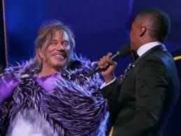 Eine, in der ein blauer alien auf ein eisiges knochengerippe treffen kann. Mickey Rourke Unveils Himself As Masked Singer Contestant In Bizarre Twist Bestbuylickingood
