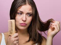 Cause secondarie, come stress, inquinamento atmosferico, abuso di shampoo troppo aggressivi o comunque di pessima qualità compositiva. Capelli Grassi Cosa Fare Le Cause I Rimedi Naturali E Lo Shampoo
