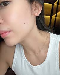 In love with these simple pieces from @byinviteonlystore. They add a little  touch of elegance to my basic outfits and literally go with everything 😍  I'm wearing: