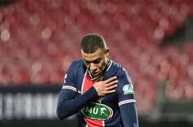 Kylian mbappé is 21 years old and was born in france.his current contract expires june 30, 2022. Mbappe In No Rush To Renew His Contract With A Salary Increase Key To Stay