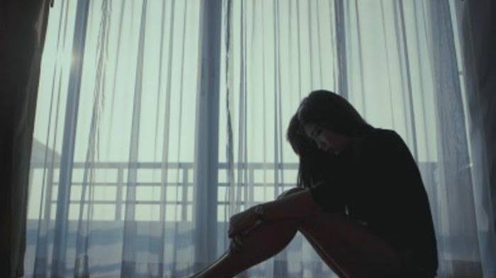 Wanita terkurung di kamar

