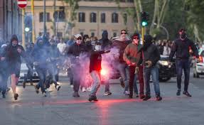 «scene scioccanti, va fatta luce». Lazio Siviglia Maxi Rissa Al Centro Di Roma Tre Accoltellati