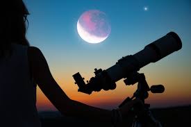 Bei einer mondfinsternis wird der mond nicht mehr voll von der sonne bestrahlt, da er durch den schatten der erde läuft, die. Mondfinsternis 2019 Superblutmond Uber Deutschland Duden Learnattack