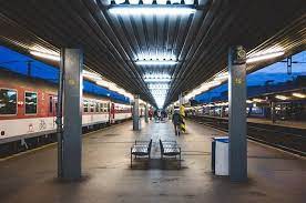 der bahnhof von kosice in der blauen stunde umweltentdecker zugstattflug ohniflugi verkehrswende interrail railadventure tra bahnhof co2 neutral zurich