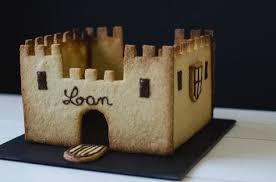 Le Chateau D Anniversaire Et Son Gateau Cache A L Interieur Gateau Chateau Fort Gateau Chateau Princesse Gateau Chevalier