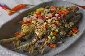 Sambal ikan kembung, disediakan menggunakan kisaran cili kering bersama sedikit air asam jawa atau asam keping. Menu Makan Hari Ini Ikan Goreng Sambal Matah