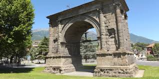L'arco d'augusto (in francese arc d'auguste) è un monumento della città di aosta. Arch Of Augustus Aosta Zonzofox