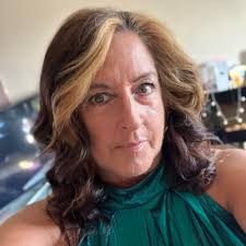 How do taller hairdressers deal with back pain? I'm currently in school,  but some days after foiling all day or being at the wash station my back  just hurts so bad. Any