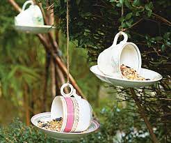 Wenn sie ein kleines vogelfutterhaus selber bauen, können sie nicht nur der natur helfen, sondern auch beispielsweise einen garten verschönern. Tassenvogelhaus Futterhaus Futterhaus Vogel Gartendekoration
