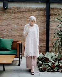 Kebaya modern setelan floy brokat grey. 60 Model Kebaya Brokat Modern Modifikasi Terbaru 2020 Bergaya