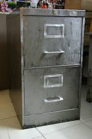 Créez une alcôve intimiste même dans un petit espace, dans un couloir ou dans une entrée grâce à ce meuble de rangement design et. Meuble Metal Decape 2 Tiroirs Coulissants Meubles Et Rangements Par Une Seconde Vie Meuble Metal Mobilier De Salon Casier Metal