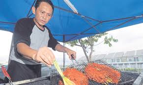 Kombinasi bumbu yang digunakan dan aroma dari pembakaran arang menghasilkan kenikmatan. Kelainan Resipi Ikan Bakar Bara Arang