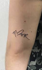 80 Piccolo Tattoo Designs Con Significati Molto Potenti In 2020 Small Tattoo Designs Shape Tattoo Small Tattoos