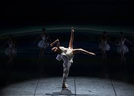 Le lac des cygnes, c'est avant tout l'histoire d'un conte universel depuis la nuit des temps. Le Lac Des Cygnes Reussi D Angelin Preljocaj A La Comedie De Clermont Ferrand Resmusicaresmusica