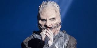 Ouch! Vokalis Slipknot buang handphone penggemar saat konser