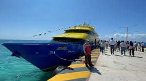 Turistas en el muelle de Playa del Carmen abordando el ferry a la isla de Cozumel