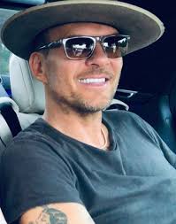 Dee Murphy (@DDeeLovesGoss)