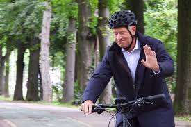 Klaus iohannis a mai fost văzut cu bicicleta prin bucurești. Galerie Foto Iohannis È™i NicuÈ™or Dan Pe DouÄƒ RoÈ›i Mi E FricÄƒ