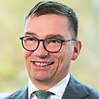 Mytheresa startet mit Baker und Latham durch