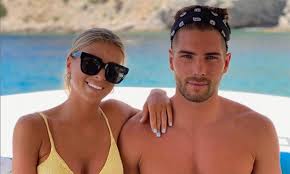 Enzo zidane, fruit de l'union entre l'icône du football tricolore, zinédine zidane, et de son amour de jeunesse, véronique fernandez, a hérité d'un prénom qui ne doit rien au enzo zidane pose avec sa fiancée karen goncalves à madrid, après la tempête de neige qui a touché la capitale espagnole ! Enzo Zidane Se Compromete Con La Modelo Venezolana Karen Goncalves Ccnesnoticias