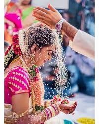 A South Indian Bride Is Showered With Rice During The Wedding Ce Indian Wedding Photography Couples Indian Wedding Photography Indian Wedding Photography Poses
