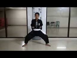 Kedua telapak tangan bertemu dengan ibu jari dan terletak di depan jantung hati jari. Gambar Jurus Jurus Psht