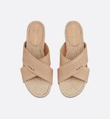 Onde, desde que foi publicado, o baixar dior book foi muito procurado pelos fãs, devido ao conteúdo de alta qualidade. Cream Dior Granville Embroidered Cotton Mule Shoes Women S Fashion Dior Sapatos Femininos Sapatos Feminino