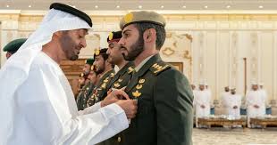 ١.١ عيد القوات المسلحة السودانية. Ù…Ø­Ù…Ø¯ Ø¨Ù† Ø²Ø§ÙŠØ¯ ÙŠÙ‚Ù„Ø¯ Ø¹Ø¯Ø¯Ø§ Ù…Ù† Ù…Ù†ØªØ³Ø¨ÙŠ Ø§Ù„Ù‚ÙˆØ§Øª Ø§Ù„Ù…Ø³Ù„Ø­Ø© Ø£ÙˆØ³Ù…Ø© Ø§Ù„Ù…Ø¬Ø¯ Ùˆ Ø§Ù„Ø¥Ù…Ø§Ø±Ø§Øª Ø¬Ø±ÙŠØ¯Ø© Ø§Ù„ÙˆØ­Ø¯Ø©