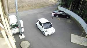 女子高生が駐車場で取った行動に目が点 - YouTube