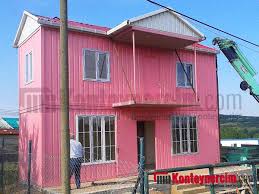 Ahşap merdiven basamaklarını iki taraftanda tutan kompozit levhalar ve cam korkuluğun üzerinde bulunan alüminyum parlak tutacaklar çok zarif durmuşlar. 42m2 Iki Katli Konteyner Ev Uc Odali Wc Dus Mutfakli Ev138 Konteynercim