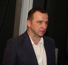 U rodnom gradu je završio osnovnu i srednju tehničku školu, a u beogradu je upisao fakultet dramskih umetnosti. Nenad Jezdic Godinama Je U Braku Sa Sarom Rodila Mu Cetvoro Dece A Nikad Se Nije Pojavila U Javnosti