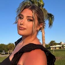 Beth McQuade (@bettyboo118)