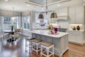 Si, 70 ideas de como organizar la cocina, desde los utensilios, ollas, electrodomésticos hasta la comida. 25 Ideas Para Desayunar En Una Cocina De Estilo Americano Cocinas Con Estilo