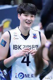 김희진 유라이크코리아 대표가 4일 서울 송파구 사무실에서 이투데이와 인터뷰에 앞서 포즈를 취하고 있다. ê¹€í¬ì§„ ê³¼ê±° ê³ í–¥ ì—°ë´‰
