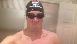 Deze volslanke orka (met het motorisch talent van een kangoeroe met een  hamstringblessure) houdt van ... zwemmen! Drie keer in de week! I love it!  Met badmutsen van Sebastiaan Verschuren en Femke