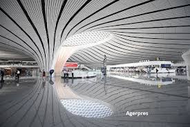 În câteva luni in istanbul se va deschide cel mai mare aeroport din lume, transmite știri.md cu referire la prime.md. China A Inaugurat Cel Mai Mare Aeroport Din Lume ClÄdirea FuturistÄ Este In Intregime La InÄlÅ£ime Èi Are Un AcoperiÈ Cat 25 De Terenuri De Fotbal Incont Stirileprotv Ro