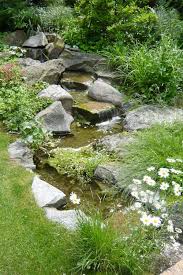 Beruhigender Bach Im Garten Fuhrt Zu Ruhe Und Gelassenheit Bachlauf Im Garten Wassergarten Garten Design