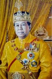 1968'de tengku idris olarak raja zarina binti raja tan sri zainal ile evlendi. Selang8