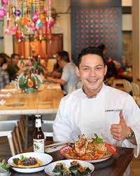 The stormlight archive saga continues in rhythm of war, the eagerly awaited sequel to brandon sanderson's #1 new york times bestselling oathbringer, from an epic fantasy writer at the top of his game. Chef Owner Kasem Pop Saengsawang Picture Of Farmhouse Kitchen Thai Cuisine Portland Tripadvisor