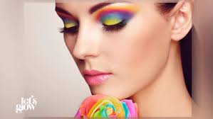 Rouge, lidschatten und lippenstift werden farblich (am . Let S Glow Diese Make Up Looks Machen Lust Aufs Tanzen Und Feiern