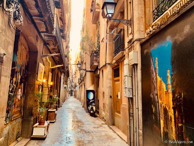 Ruta por el Born y su Arquitectura Gótica Civil: Historia en Cada Fachada