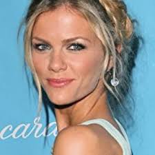 Mallory Hanson (played by Brooklyn Decker) outfits