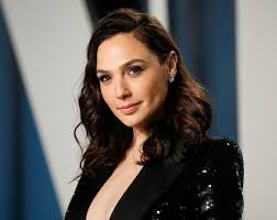 Like wonder woman, she is beautiful, kind, and strong. Gal Gadot Israelische Ostrogenspritze Furs Blockbuster Kino