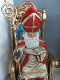 sinterklaas in stoel met boek sinterklaas sint nicolaas beeldjes
