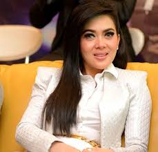 Kamera tembus pandang adalah aplikasi yang dapat memberikan efek transparan pada baju yang dipakai. Syahrini Disorot Netizen Karena Salah Tulis Tobasatu Com