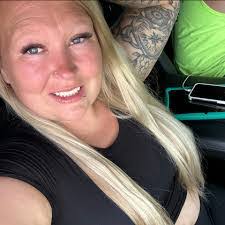 Dee Laird's Instagram, Twitter & Facebook